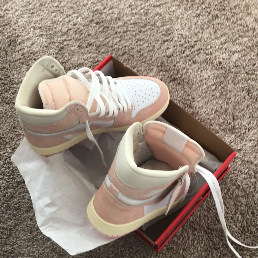 Air Jordans Unisex Sneakers - Picture 5 of 8